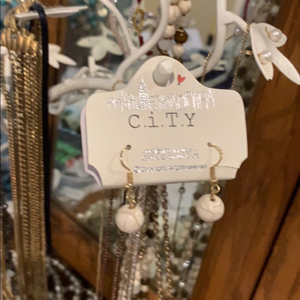 Cream Drop earrings